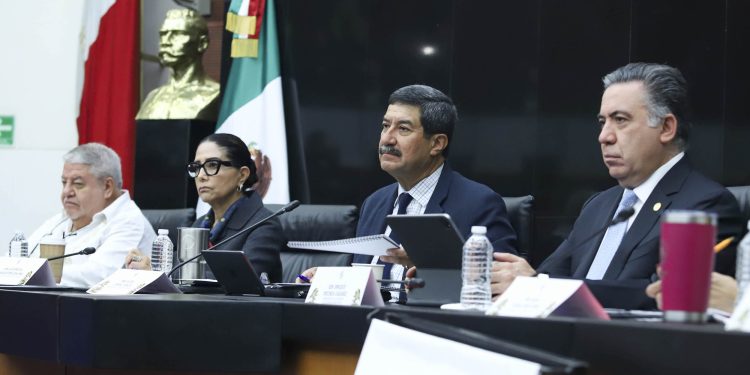 Diputados mexicanos analizan en el Congreso la reforma a la ley de amparo.