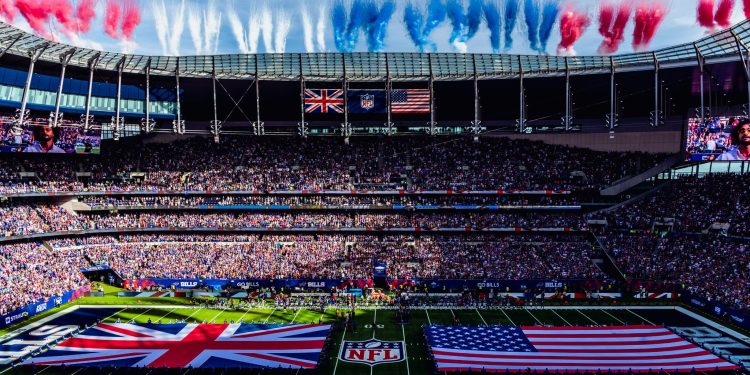 Vista panorámica del estadio de Londres durante un juego internacional de la NFL, con banderas de Reino Unido y Estados Unidos sobre el campo.