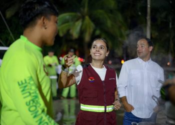 Ana Paty Peralta supervisa los trabajos de desazolve y mantenimiento urbano en la avenida Andrés Quintana Roo