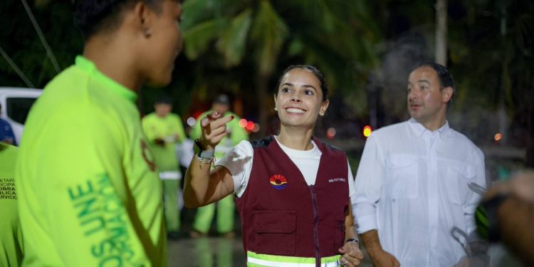 Ana Paty Peralta supervisa los trabajos de desazolve y mantenimiento urbano en la avenida Andrés Quintana Roo