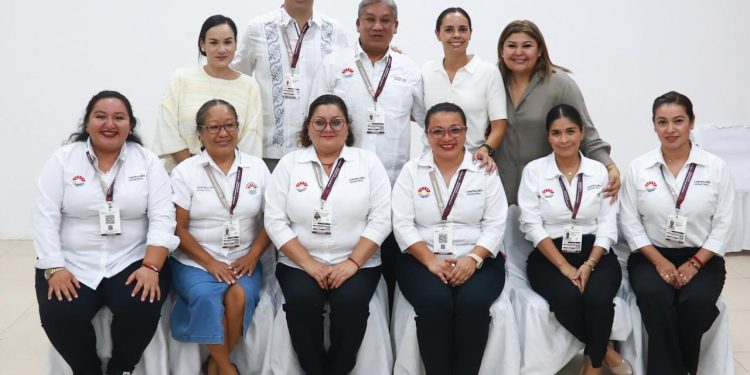 Ana Paty Peralta promueve la profesionalización entre servidores públicos