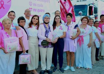 Ana Paty Peralta realizo el banderazo de salida de dos camiones recolectores rotulados en color rosa de la empresa Red Ambiental