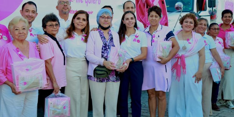 Ana Paty Peralta realizo el banderazo de salida de dos camiones recolectores rotulados en color rosa de la empresa Red Ambiental