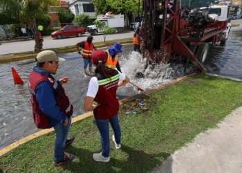 Ana Paty Peralta, constató la labor de desazolve en la Avenida Del Bosque en Cancún