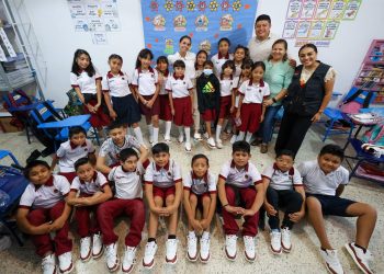 Ana Paty Peralta, entrega de tenis en las escuelas primarias “Cuitláhuac” y “Cecilio Chi” en Cancún