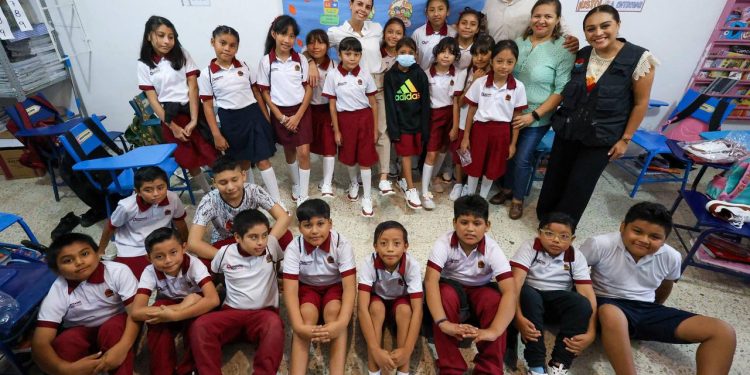 Ana Paty Peralta, entrega de tenis en las escuelas primarias “Cuitláhuac” y “Cecilio Chi” en Cancún