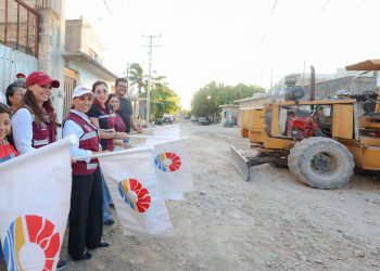 Dan banderazo de inicio a las obras de construcción de la red de agua potable y drenaje en la colonia “Los Pinos”, ubicada en la Supermanzana 245