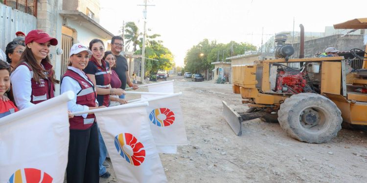Dan banderazo de inicio a las obras de construcción de la red de agua potable y drenaje en la colonia “Los Pinos”, ubicada en la Supermanzana 245
