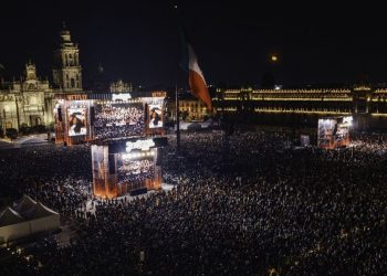 170 mil personas asistieron al Zócalo capitalino para el concierto de Juan Gabriel en el Palacio de Bellas Artes