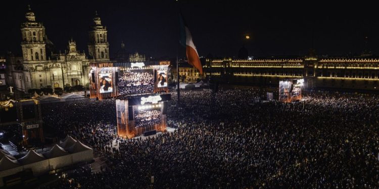 170 mil personas asistieron al Zócalo capitalino para el concierto de Juan Gabriel en el Palacio de Bellas Artes