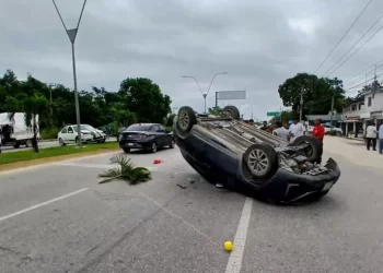 Choque en la Av. José López Portillo provoca volcadura en Cancún