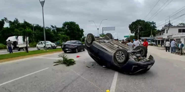 Choque en la Av. José López Portillo provoca volcadura en Cancún