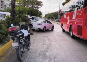 Carambola en Av. Tulum deja vehículos dañados y luminaria caída