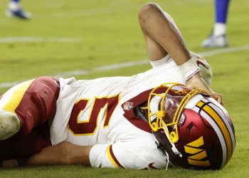 Jayden Daniels sale del campo tras sufrir una lesión en el hombro durante un partido de los Washington Commanders en la NFL 2025.
