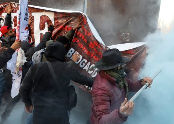CNTE rompe cerco en Palacio Nacional y provoca tensión en el Zócalo