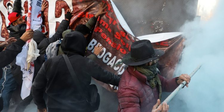 CNTE rompe cerco en Palacio Nacional y provoca tensión en el Zócalo