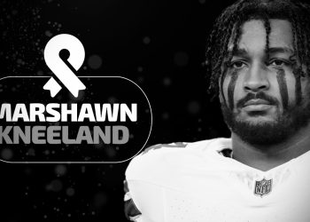 Marshawn Kneeland en acción con los Dallas Cowboys durante un partido de la NFL, antes de su fallecimiento a los 24 años.