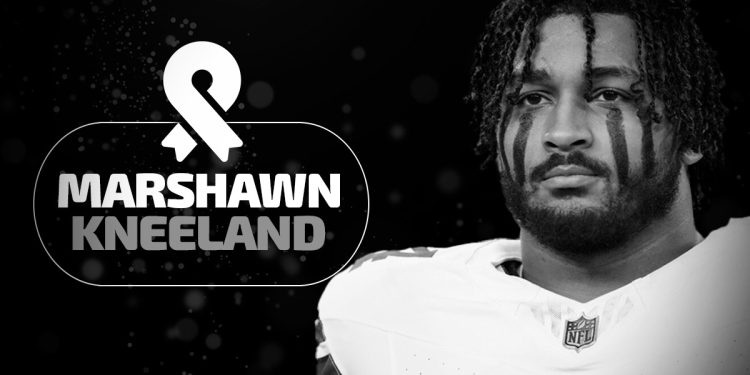 Marshawn Kneeland en acción con los Dallas Cowboys durante un partido de la NFL, antes de su fallecimiento a los 24 años.