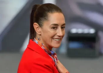 Ricardo Monreal durante una sesión en el Senado de México, donde anunció que congela la reforma para mover la revocación de mandato de Claudia Sheinbaum a 2027.