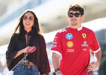 Charles Leclerc sostiene la mano de su novia Alexandra durante la propuesta de matrimonio en Mónaco, en un momento romántico que se volvió viral en la F1.