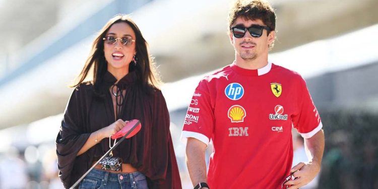 Charles Leclerc sostiene la mano de su novia Alexandra durante la propuesta de matrimonio en Mónaco, en un momento romántico que se volvió viral en la F1.