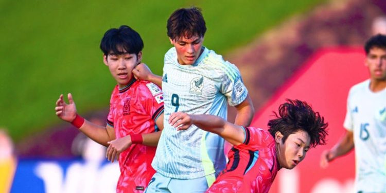 Jugadores de la Selección Mexicana Sub-17 muestran frustración tras perder su debut en la Copa del Mundo Sub-17 2025 en Indonesia.