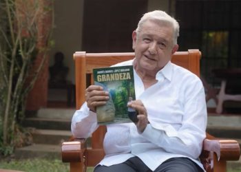 AMLO reaparece en VIDEO y presenta su libro “Grandeza”