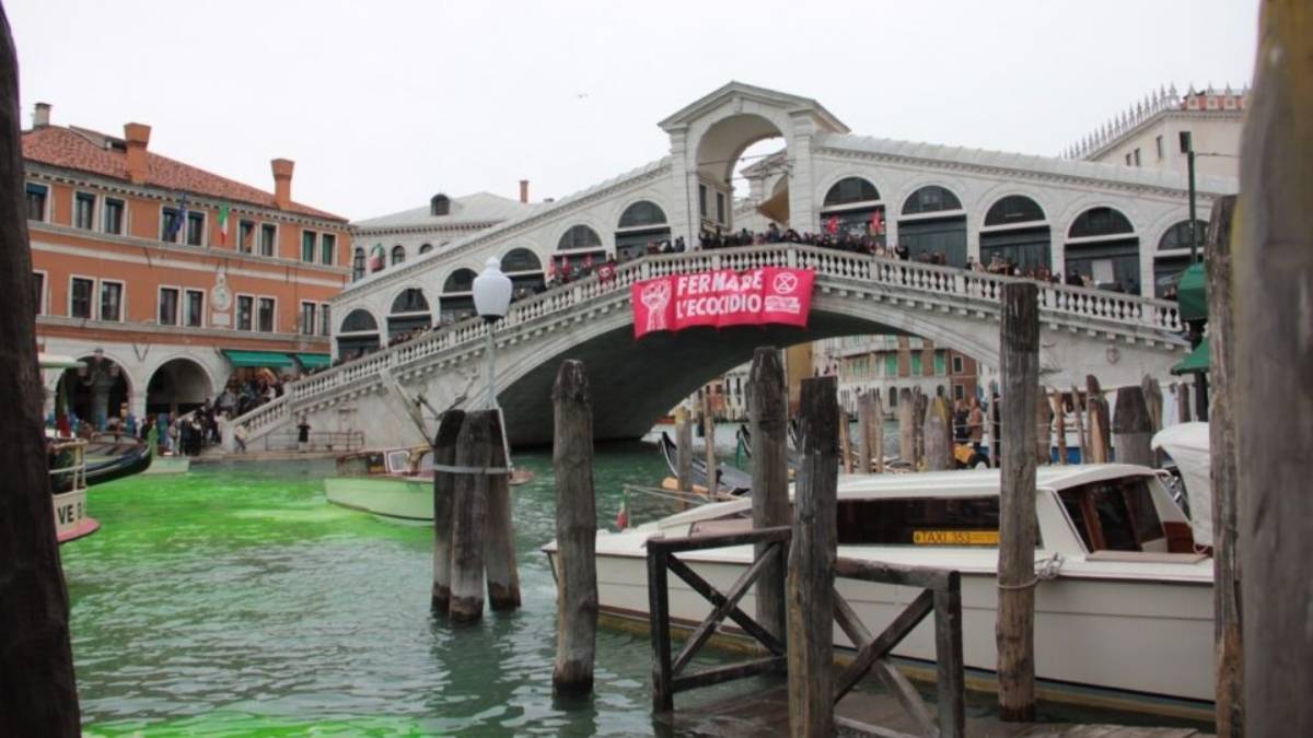 Activistas tiñen el Gran Canal de Venecia y autoridades condenan los hechos