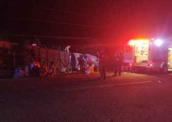 Autobús de "Los Acosta" se voltea en el poblado de Nachicocom en Othón P. Blanco