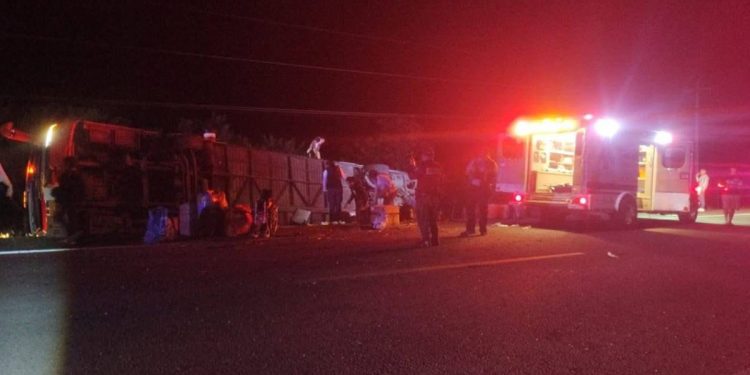 Autobús de "Los Acosta" se voltea en el poblado de Nachicocom en Othón P. Blanco