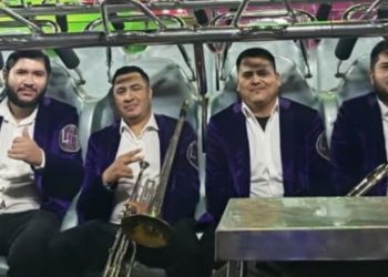 Banda sinaloense se sube a tocar a juego mecánico en una feria de Hidalgo