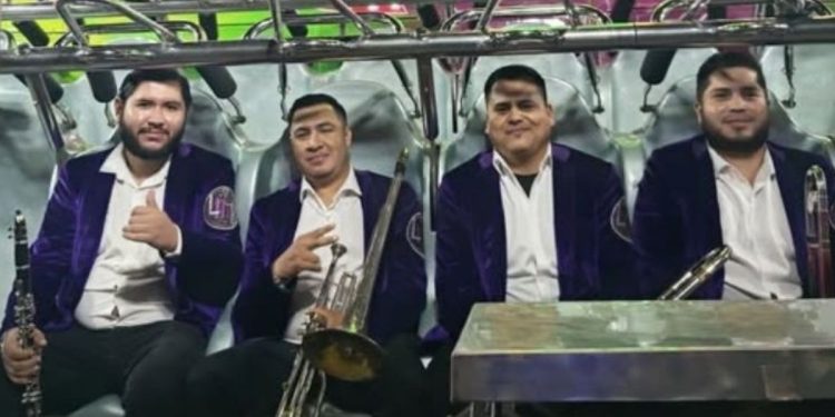 Banda sinaloense se sube a tocar a juego mecánico en una feria de Hidalgo