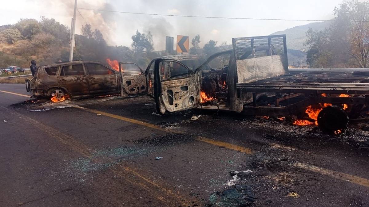 Bloqueos autos incendiados y caos en las carreteras tras operativo en Michoacan