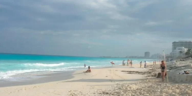 Clima en Cancún hoy viernes 14 de noviembre del 2025: anticipan ambiente fresco y chubascos