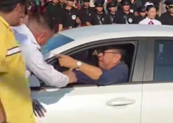 Conductor termina dentro del desfile en Ciudad Madero Tamaulipas