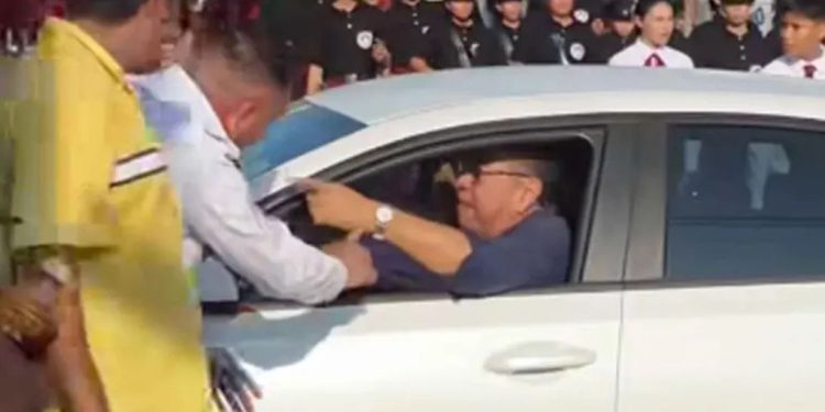 Conductor termina dentro del desfile en Ciudad Madero Tamaulipas