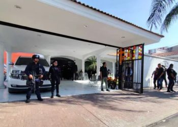 En privado, velan a Carlos Manzo, alcalde de Uruapan; preparan homenaje póstumo