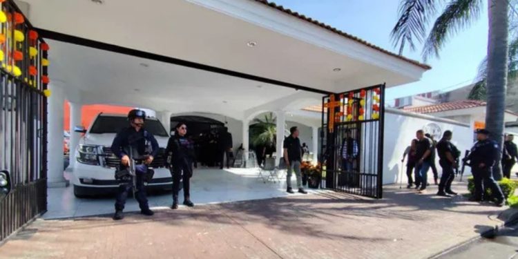 En privado, velan a Carlos Manzo, alcalde de Uruapan; preparan homenaje póstumo