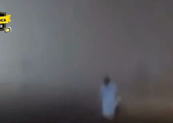 Graban a una mujer caminando sola en la niebla en Tamaulipas