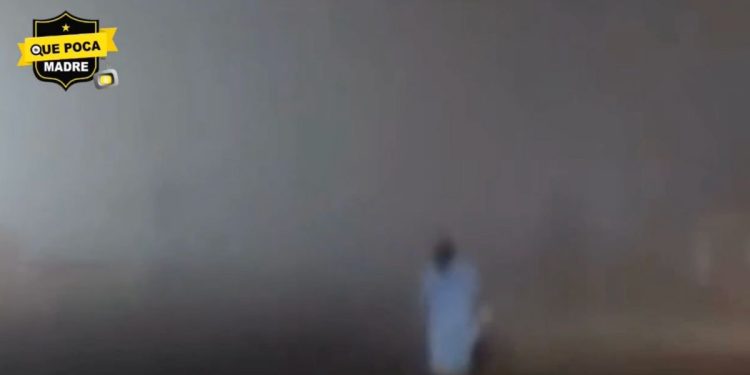 Graban a una mujer caminando sola en la niebla en Tamaulipas