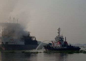 Incendio del buque Blue Phoenix en Veracruz provoca suspension de operaciones portuarias