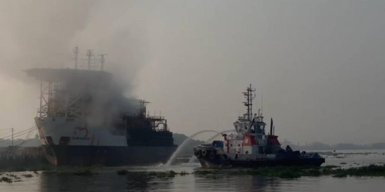 Incendio del buque Blue Phoenix en Veracruz provoca suspension de operaciones portuarias