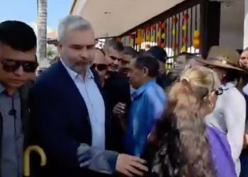 Le gritan “Fuera Asesino” a Ramírez Bedolla en funeral del Alcalde de Uruapan