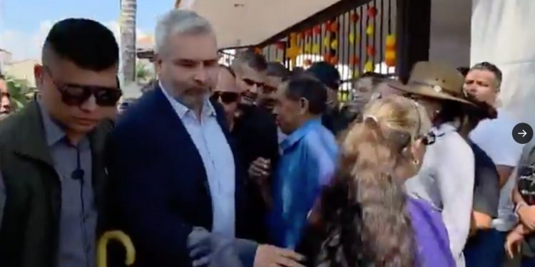 Le gritan “Fuera Asesino” a Ramírez Bedolla en funeral del Alcalde de Uruapan