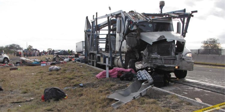 Nueve jornaleros fallecen tras chocar en Guanajuato