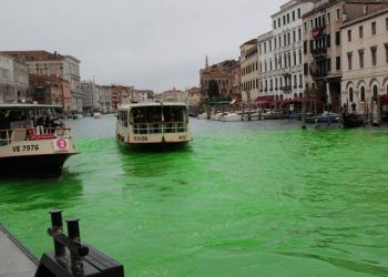 VERDE VENECIA Activistas tiñen el Gran Canal de Venecia en protesta global por el clima
