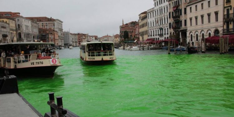 VERDE VENECIA Activistas tiñen el Gran Canal de Venecia en protesta global por el clima