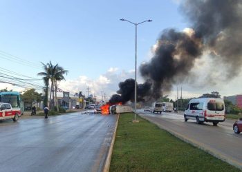Volcadura y choque múltiple generan caos en el bulevar Colosio de Cancún