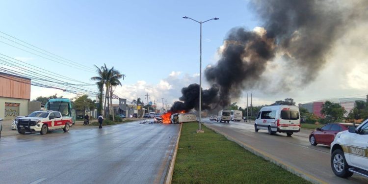 Volcadura y choque múltiple generan caos en el bulevar Colosio de Cancún
