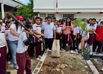 Siembran el “Árbol de la Paz” en la Escuela Secundaria Luz María Zaleta de Playa del Carmen